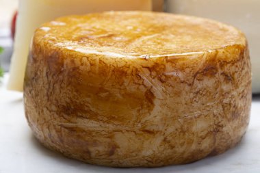 İtalyan pecorino sarı yaşlı peynir, yakın 