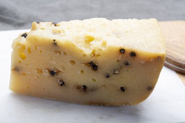 Bölge N yapılan karabiber ile İtalyan yaşlı pecorino peyniri