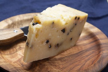 Bölge N yapılan karabiber ile İtalyan yaşlı pecorino peyniri