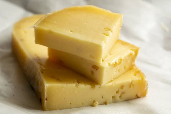 Pedaço de queijo de vaca com sementes de feno-grego fabricado na abadia belga b — Fotografia de Stock