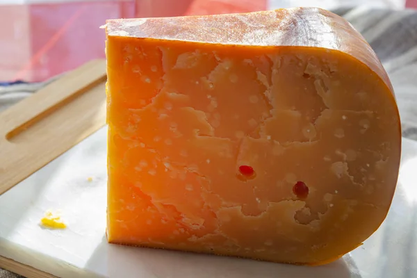 Tři roky starý tmavě žlutý tvrdý holandský sýr v slunečních světlech — Stock fotografie