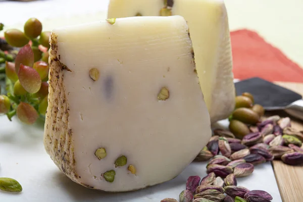 시칠리아에서 만든 이탈리아 프로볼로네 또는 프로볼라 치즈와 맛있는 그레트 — 스톡 사진