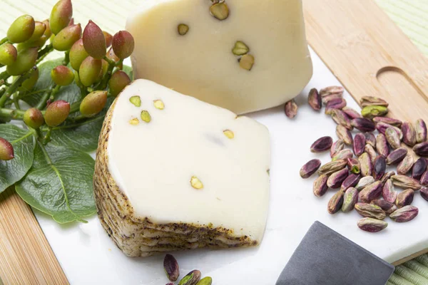 시칠리아에서 만든 이탈리아 프로볼로네 또는 프로볼라 치즈와 맛있는 그레트 — 스톡 사진