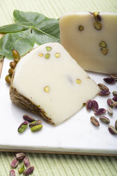 意大利普罗沃龙或普罗波拉奶酪在西西里岛与美味的gr — 图库照片