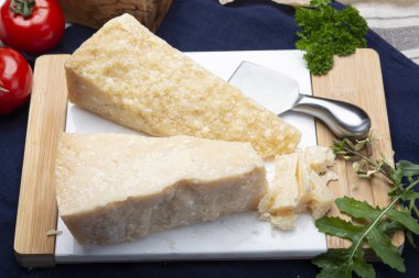İtalyan orijinal yaşlı Parmesan peyniri iki parça yakın