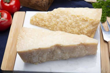 İtalyan orijinal yaşlı Parmesan peyniri iki parça yakın
