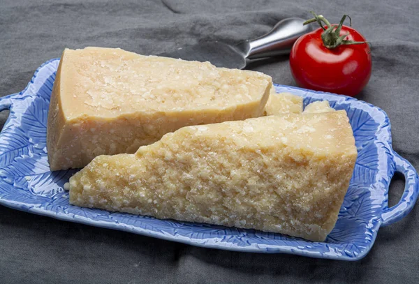 İtalyan orijinal yaşlı Parmesan peyniri bl servis iki parça