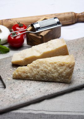 İtalyan orijinal yaşlı Parmesan peyniri iki parça yakın