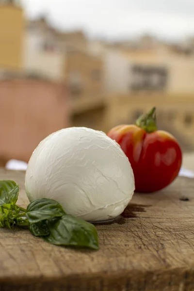 Włoska piłka sera mozzarella serwowana na drewnianej desek z — Zdjęcie stockowe