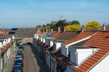 Zeeuwse köyü Yerseke 'deki eski evler. Arazi ve Creuse istiridye ve midye yetiştirmek için ünlü istiridye kuyuları. Zeeland, Hollanda.