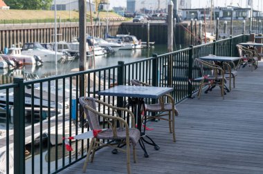 Kapalı kafe restoranı 1 Haziran 2020 'de yeniden açılmak üzere hazırlanıyor. Hollanda, Zeeland' de masalar arasında büyük mesafeli 19 kural var.