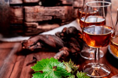 Eski konyak üreten bölgelerde yıllanmış Fransız konyağı konyağı bardaklarını tatmak Champagne veya Bois, France