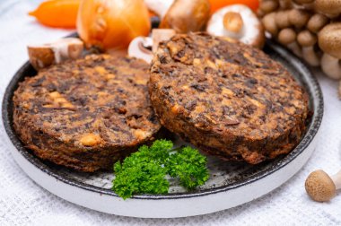 Lezzetli organik vejetaryen yemekleri, şampiyon mantarlı burgerler, ona shimeji, havuç ve soğanlı.