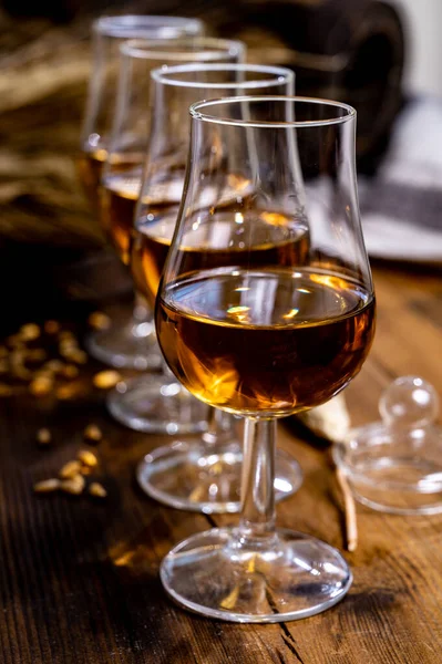 Ochutnávka Sklenice Starou Skotskou Whisky Nebo Americký Bourbon Starém Tmavém — Stock fotografie