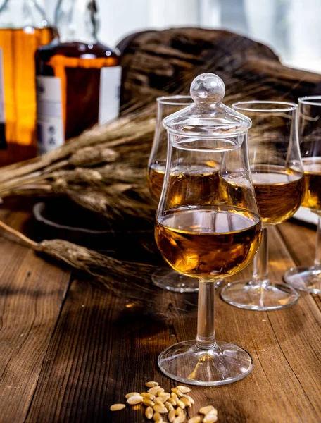 Bicchieri Degustazione Con Whisky Scozzese Invecchiato Bourbon Americano Vecchio Tavolo — Foto Stock