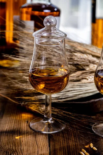 Bicchieri Degustazione Con Whisky Scozzese Invecchiato Bourbon Americano Vecchio Tavolo — Foto Stock