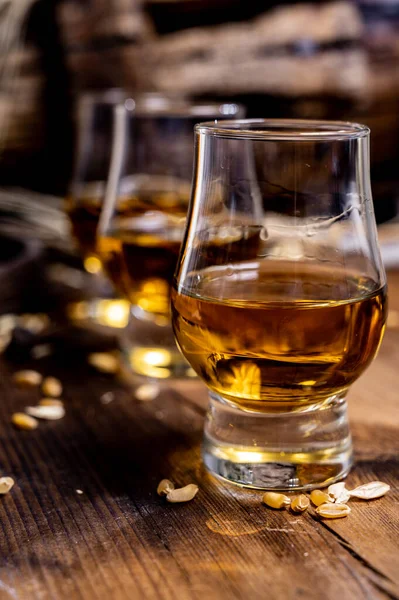 Små Smakglas Med Lagrad Scotch Whisky Gammalt Mörkt Trä Vintage — Stockfoto