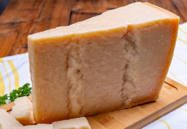 İnek sütünden ya da Grana Padano 'dan yapılmış büyük bir parça parmegiano-reggiano parmesan peyniri.