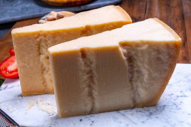 İnek sütünden ya da Grana Padano 'dan yapılmış büyük parmegiano-reggiano parmesan peyniri kalıpları.