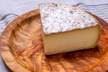 Tomme de Montagne peyniri ya da Fransız Alplerindeki inek sütünden yapılan tomme de savoie.