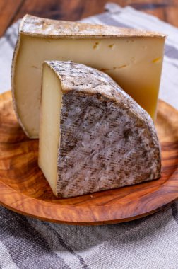 Tomme de Montagne peyniri ya da Fransız Alplerindeki inek sütünden yapılan tomme de savoie.