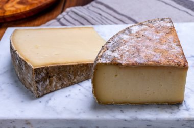 Tomme de Montagne peyniri ya da Fransız Alplerindeki inek sütünden yapılan tomme de savoie.