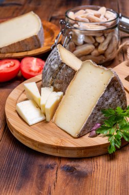 Tomme de Montagne peyniri ya da Fransız Alplerindeki inek sütünden yapılan tomme de savoie.