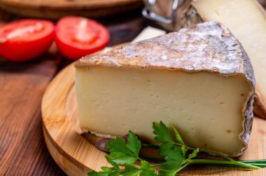 Tomme de Montagne peyniri ya da Fransız Alplerindeki inek sütünden yapılan tomme de savoie.