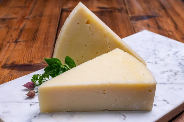 Cijfers Van Gerijpte Pecorino Romano Italiaanse Kaas Basis Van Schapenmelk — Stockfoto