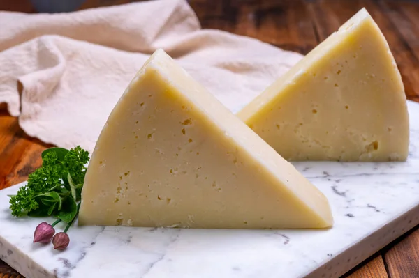 Pedaços Queijo Maduro Pecorino Romano Italiano Feitos Partir Leite Ovelha — Fotografia de Stock