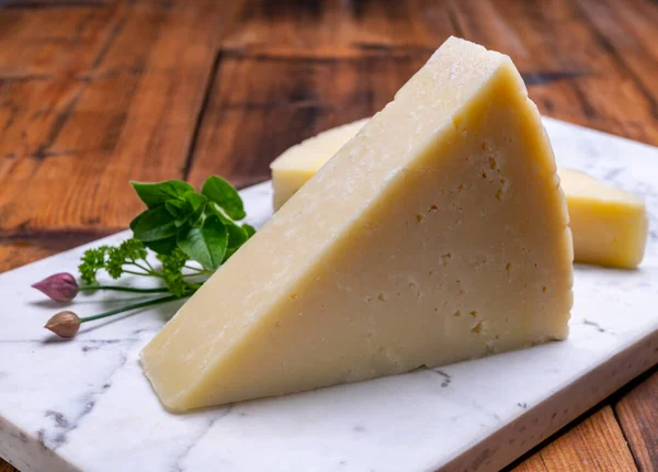 Pedaços Queijo Maduro Pecorino Romano Italiano Feitos Partir Leite Ovelha — Fotografia de Stock