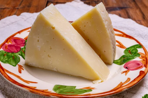 Trozos Queso Italiano Pecorino Romano Maduro Hechos Leche Oveja Lazio —  Fotos de Stock