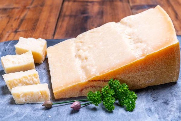 Grande Cunha Parmigiano Reggiano Parmesão Duro Queijo Italiano Feito Leite — Fotografia de Stock