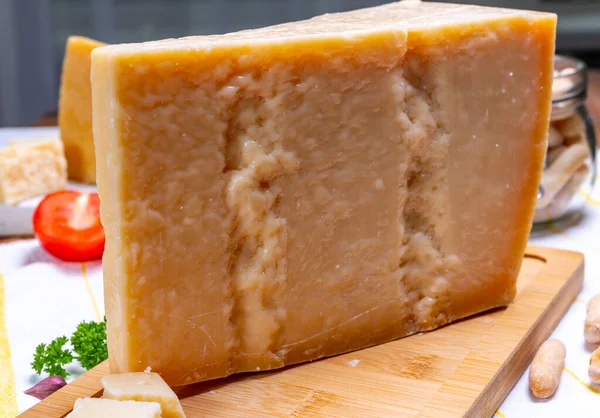 Grandes Cuñas Parmesano Reggiano Queso Italiano Duro Hecho Leche Vaca —  Fotos de Stock