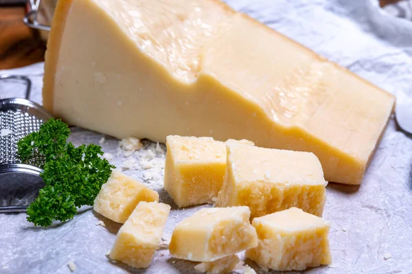 Velký Klín Parmazánu Parmazán Tvrdý Italský Sýr Kravského Mléka Nebo — Stock fotografie