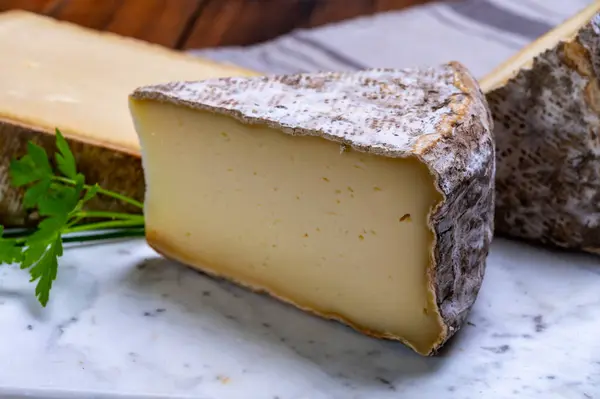 Kousky Sýrového Tomme Montagne Nebo Tomme Savoie Kravského Mléka Francouzských — Stock fotografie
