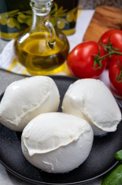 Campania 'dan taze el yapımı yumuşak İtalyan peyniri, inek sütünden yapılmış beyaz bufalo peyniri.