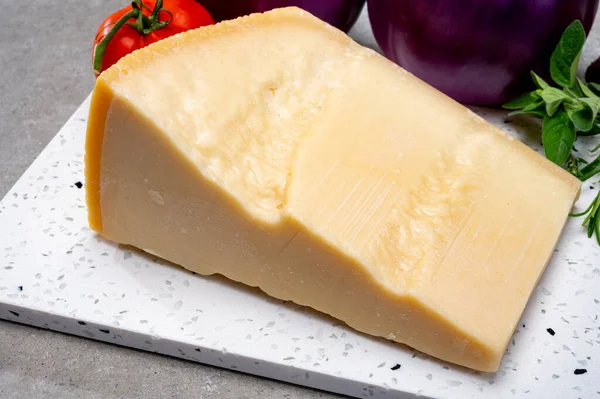 新鮮なナスから作られたイタリア料理のための成分 パルメザンチーズとトマトMelanzaneアッラパルミジャーナを閉じます — ストック写真