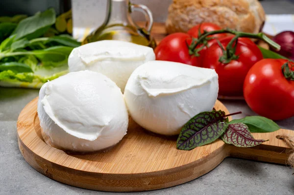 Čerstvé Ručně Vyrobený Měkký Italský Sýr Kampánie Bílé Kuličky Buvolího — Stock fotografie
