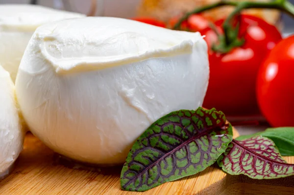 Čerstvé Ručně Vyrobený Měkký Italský Sýr Kampánie Bílé Kuličky Buvolího — Stock fotografie