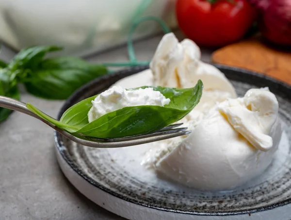 Comendo Queijo Italiano Macio Feito Mão Fresco Puglia Bolas Brancas — Fotografia de Stock