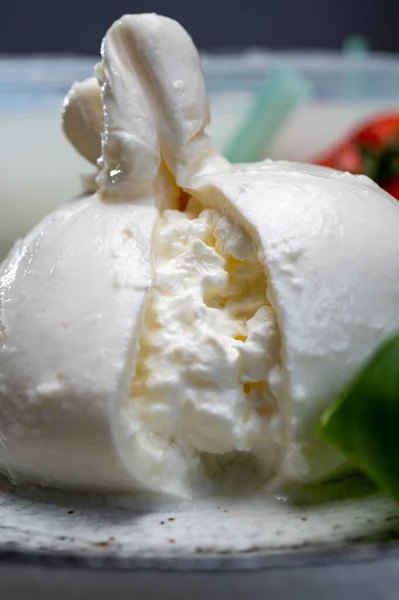 Їжте Свіжий Який Італійський Сир Ручної Роботи Пульї Білі Кульки — стокове фото