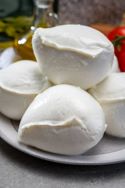 Queijo Italiano Macio Feito Mão Fresco Campânia Bolas Brancas Queijo — Fotografia de Stock