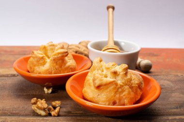 Taze keçi peyniri ve bileyleme ile puf böreğinden yapılmış Fransız aperatifleri.