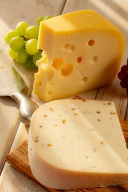 Hollanda sert peyniri Maasdam veya Emmentaler, delikli peynir ve kişniş aromalı sert keçi peyniri.