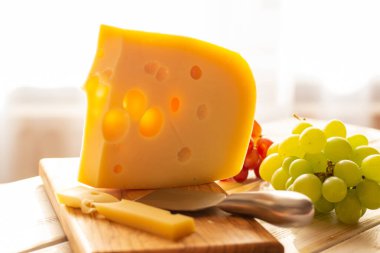 Hollanda sert peyniri Maasdam veya Emmentaler, delikli peynir