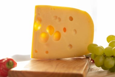 Hollanda sert peyniri Maasdam veya Emmentaler, delikli peynir