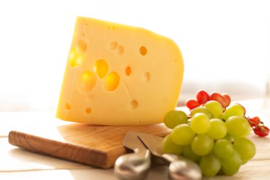 Hollanda sert peyniri Maasdam veya Emmentaler, delikli peynir