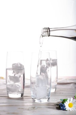 Buzlu bardaklara hala maden suyu dökülüyor. Boşluğu kopyala.