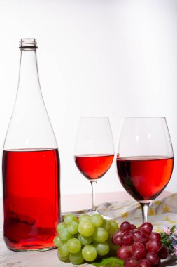 İki bardak ve çiçekle servis edilen gül şarabı kopyalama alanını kapat.